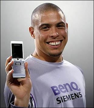 Знаменитый футболист Рональдо рекламирует телефоны BenQ Siemens