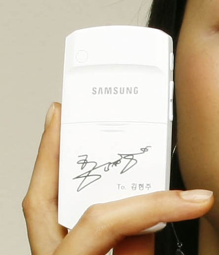 батарея для Samsung SPH-V8900 в руках модели Jeon Ji Hyun