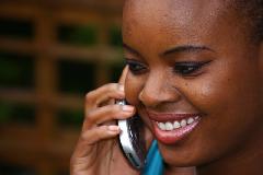 Африканские женщины борются за свои права с помощью сотовых телефонов