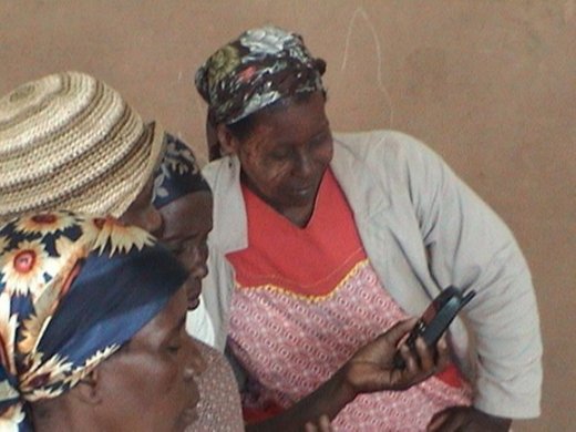 Южноафриканские женщины отстаивают свои права с мобильными телефонами