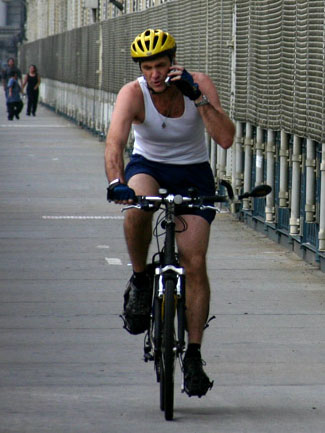 Велосипедист и мобильник