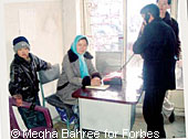Журнал "Форбс" опубликовал на днях весьма занимательную статью. В ней рассказывается о женщинах-жительницах Афганистана, которые пошли работать наперекор общественному неодобрению. Их объединяет общая цель - прокормить семью.
