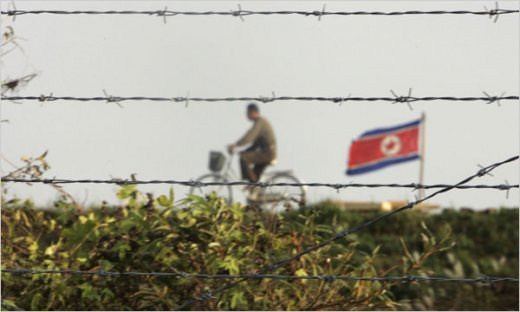 Южнокорейские пограничники ищут мобильные на границе Китая