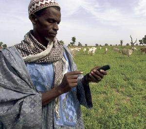 Житель Африки с мобильным телефоном