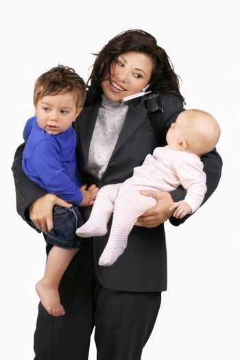 женщина с детьми и мобильником