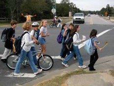 Дети с мобильниками переходят дорогу – жди беды