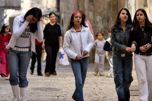 Нужен ли палестинским девушкам мобильный телефон?